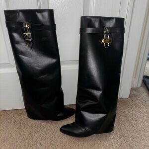 Selling these beautiful shark boots. No box only dust bags